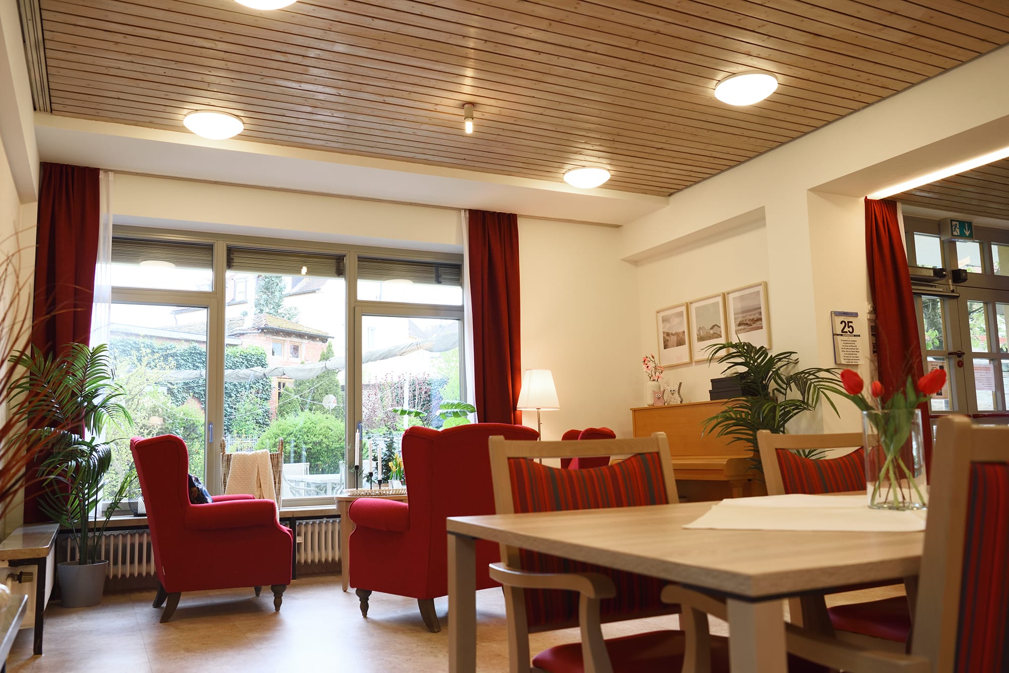 verschiedene Sitzmöglichkeiten in Gemeinschaftsaum