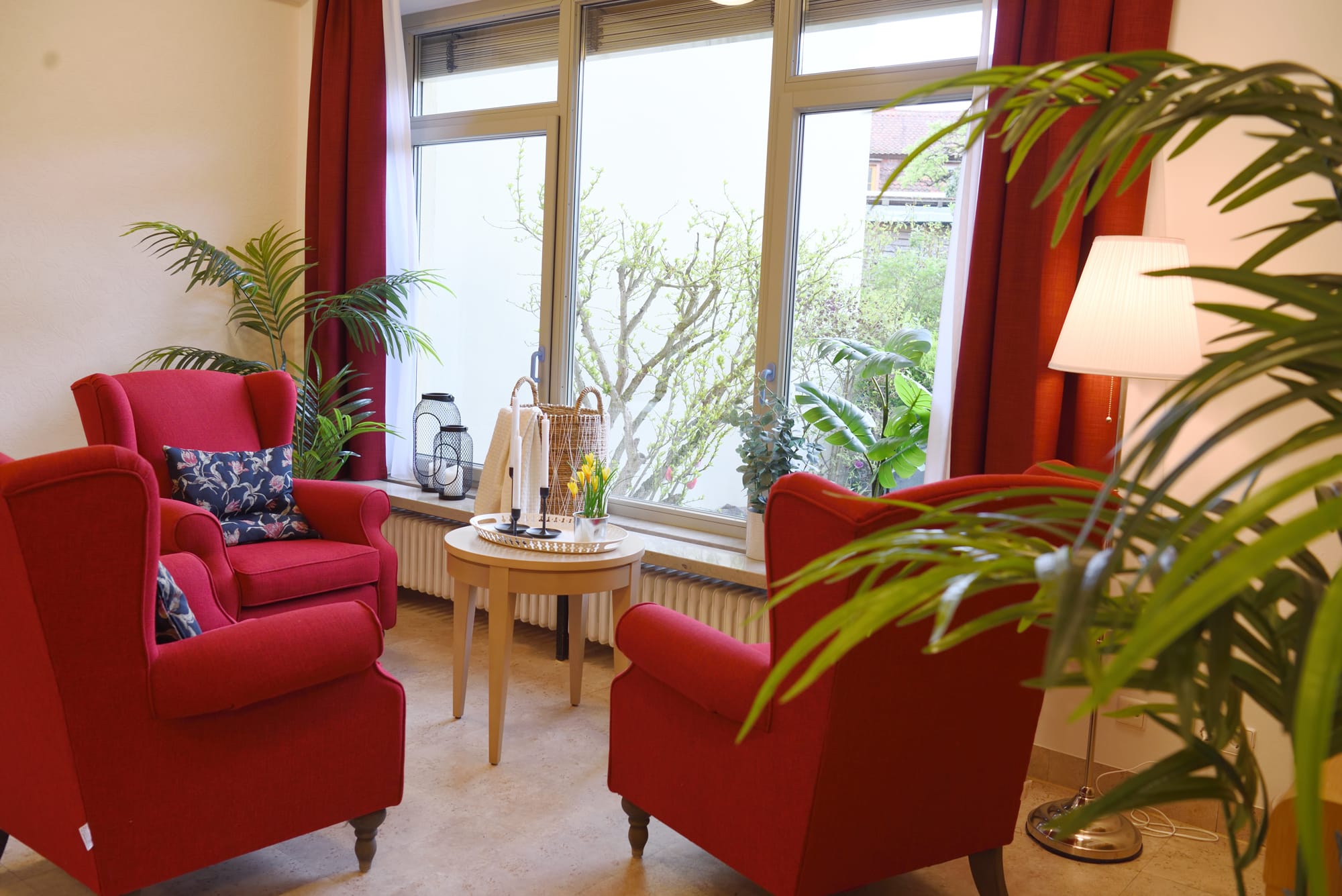 Sitzecke mit roten Sesseln im Gemeinschaftsraum