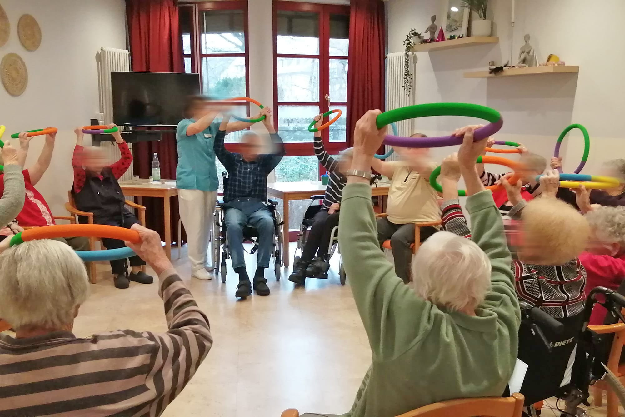 Bewohner bei der Gymnastik im Mehrzweckraum