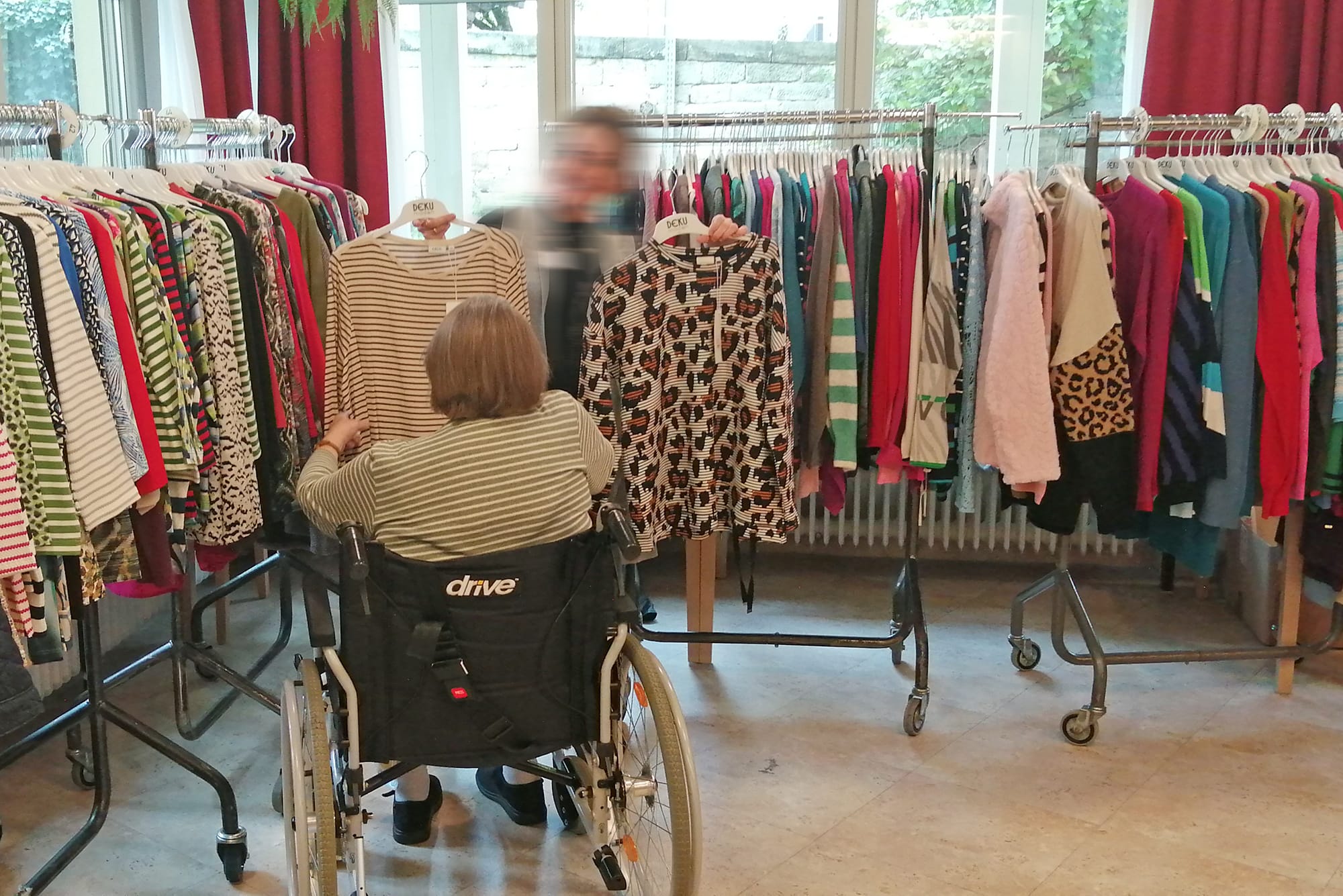 Bewohnerin und Verkäuferin beim Kleiderverkauf
